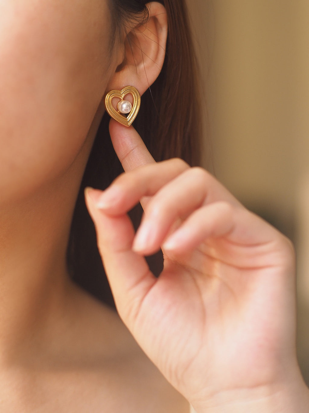 French Open Heart Pearl Stud Earrings – Vintage Inspired Retro Minimal Jewelry