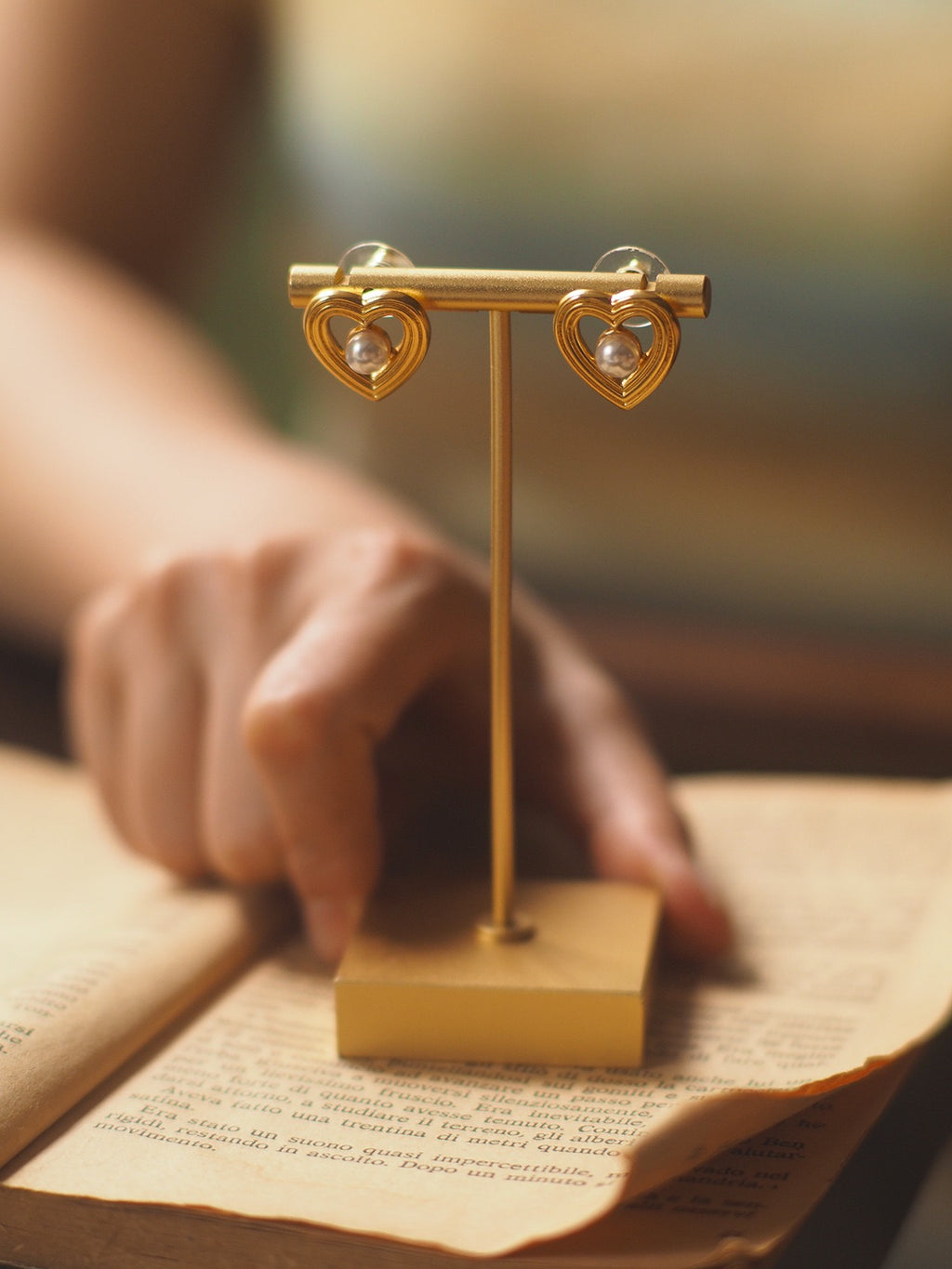 French Open Heart Pearl Stud Earrings – Vintage Inspired Retro Minimal Jewelry