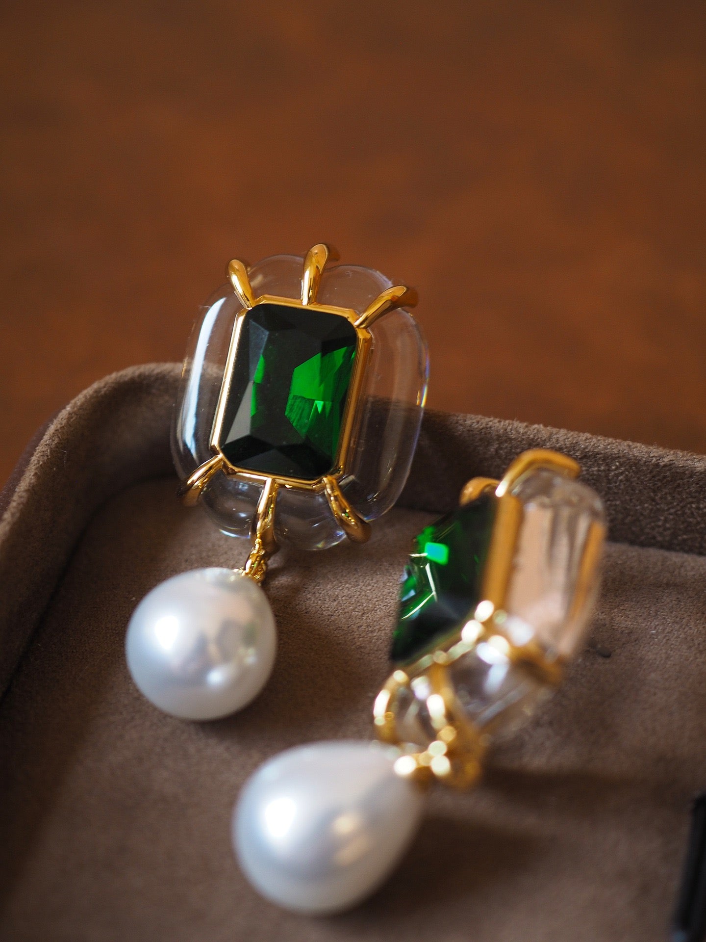Vintage Green Gemstone Pearl Stud Earrings – Minimalist Retro Elegance