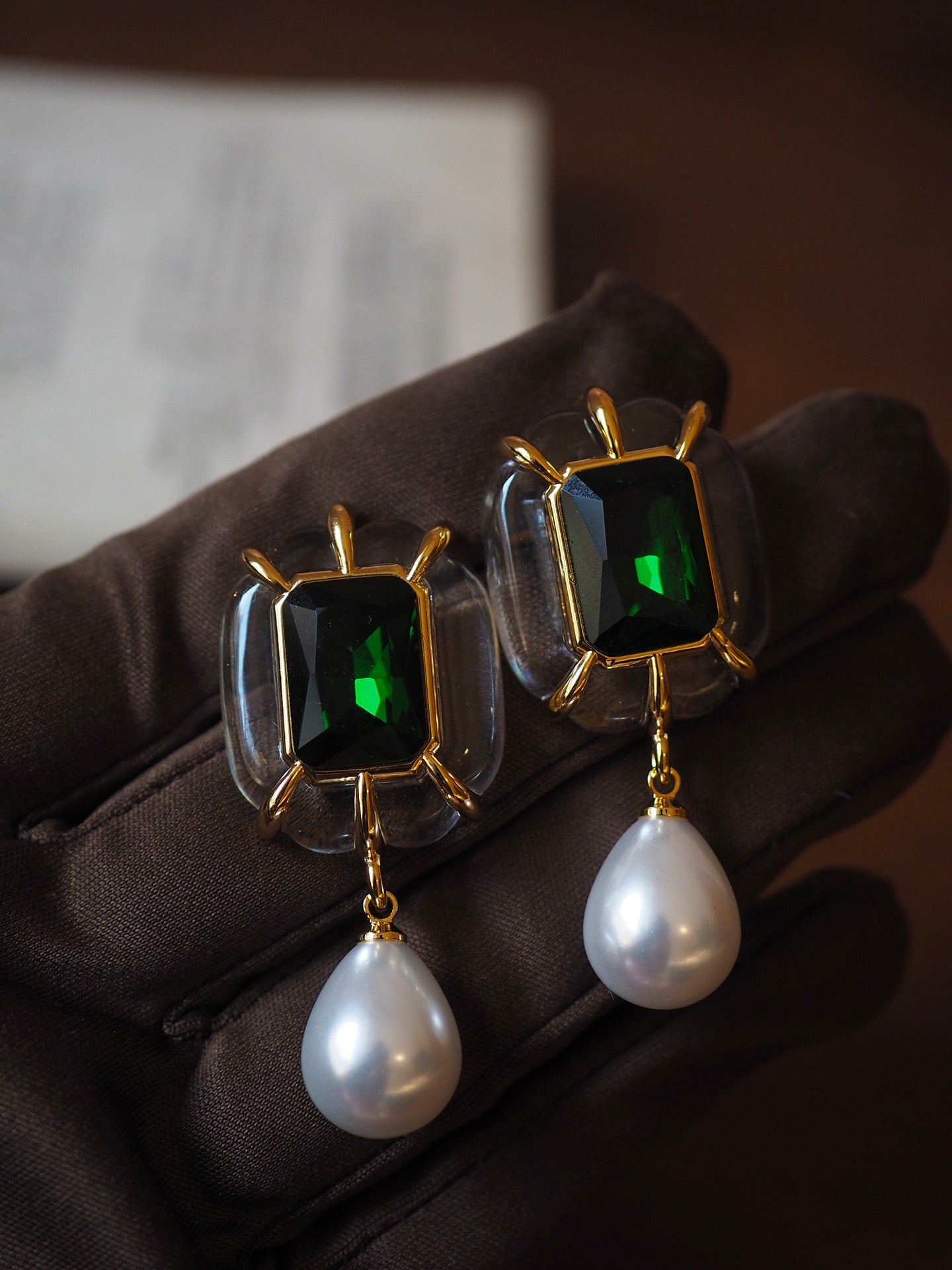 Vintage Green Gemstone Pearl Stud Earrings – Minimalist Retro Elegance