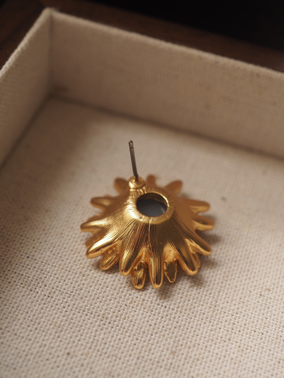 Vintage Sunflower Stud Earrings – Gold-Tone Retro Floral Designer Jewelry Inspired by Van Gogh