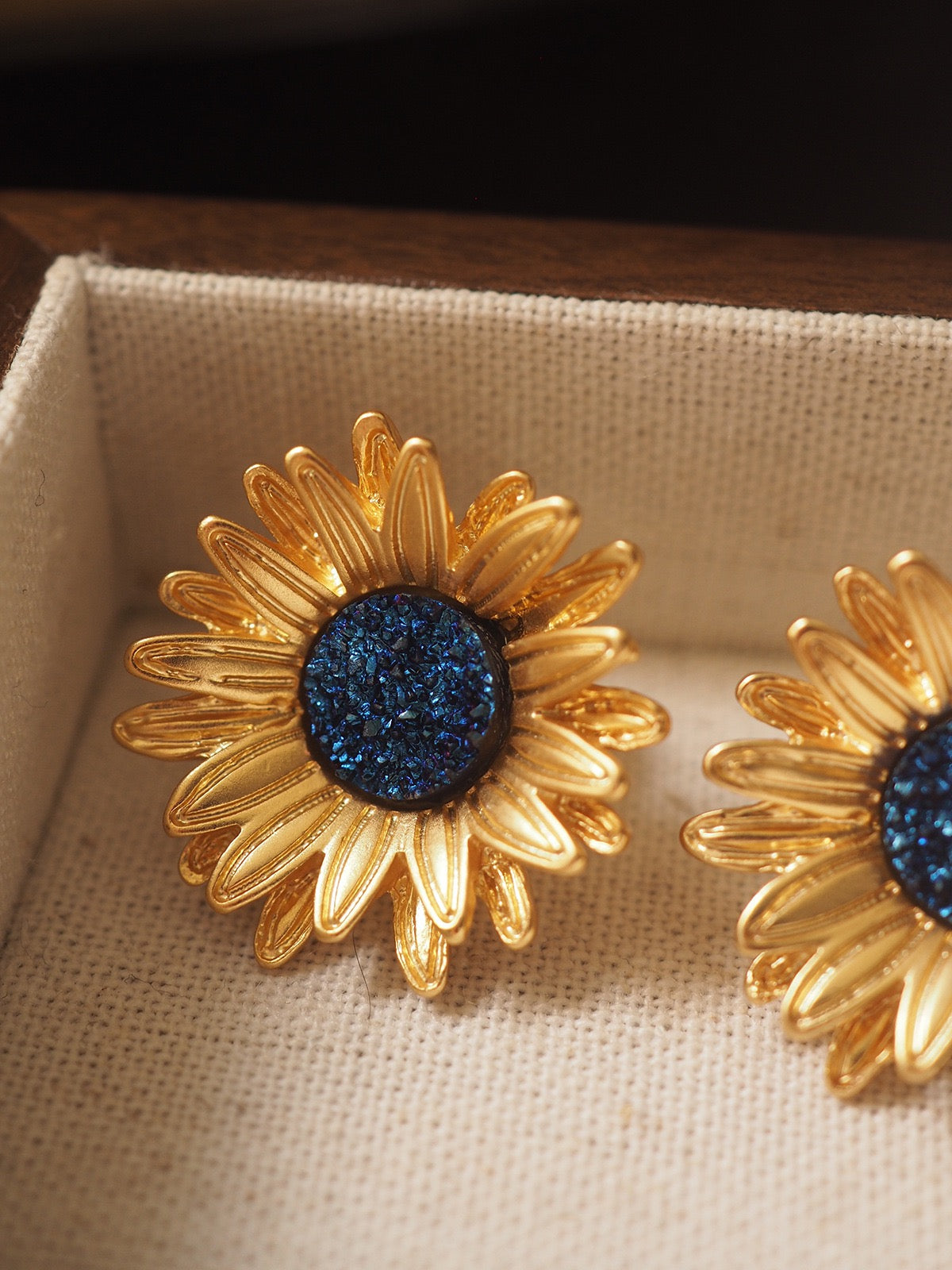 Vintage Sunflower Stud Earrings – Gold-Tone Retro Floral Designer Jewelry Inspired by Van Gogh