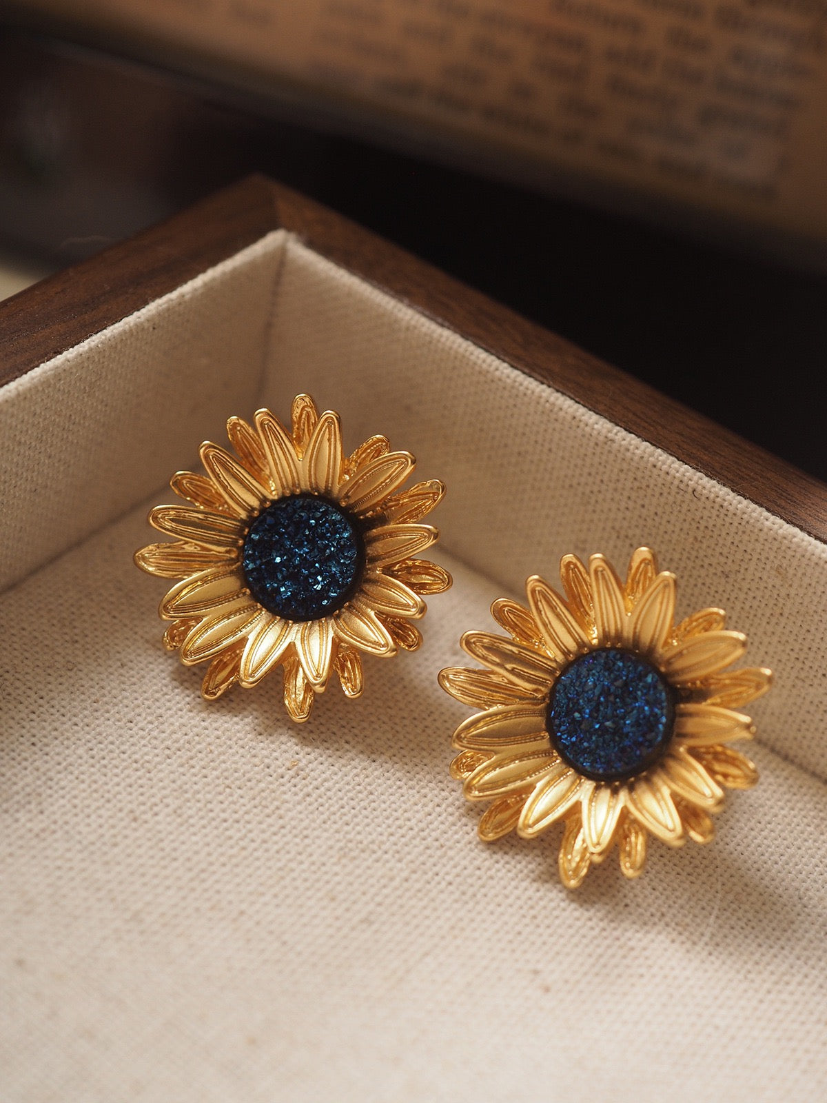 Vintage Sunflower Stud Earrings – Gold-Tone Retro Floral Designer Jewelry Inspired by Van Gogh