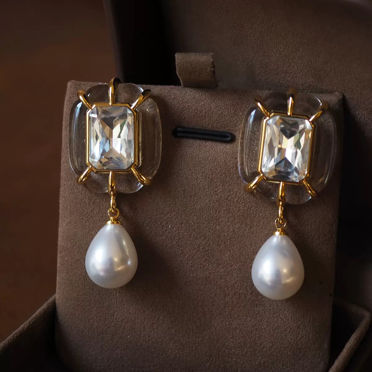 Vintage Crystal Pearl Stud Earrings – Gold-Tone Minimalist Retro Drop Earrings