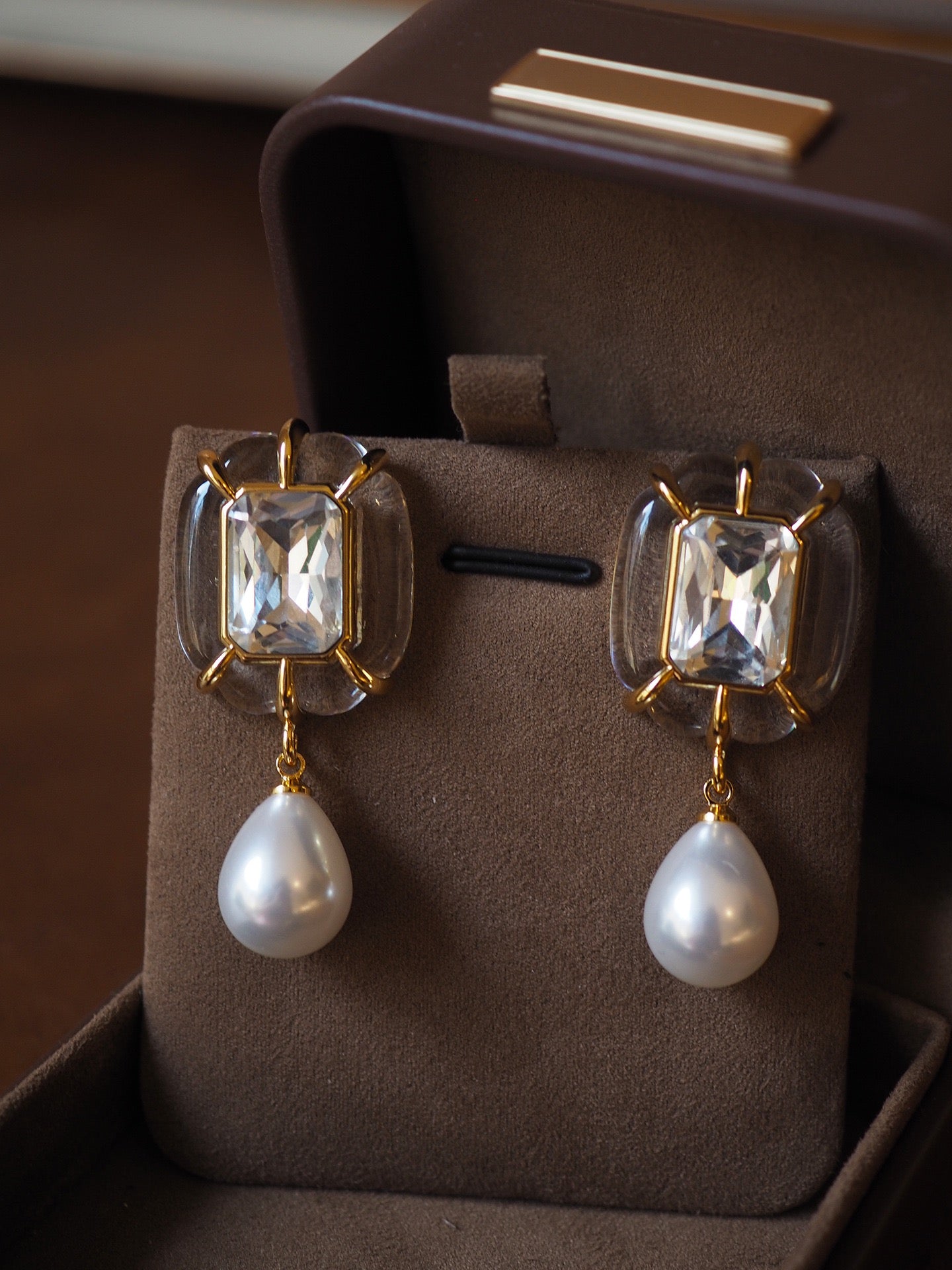 Vintage Crystal Pearl Stud Earrings – Gold-Tone Minimalist Retro Drop Earrings