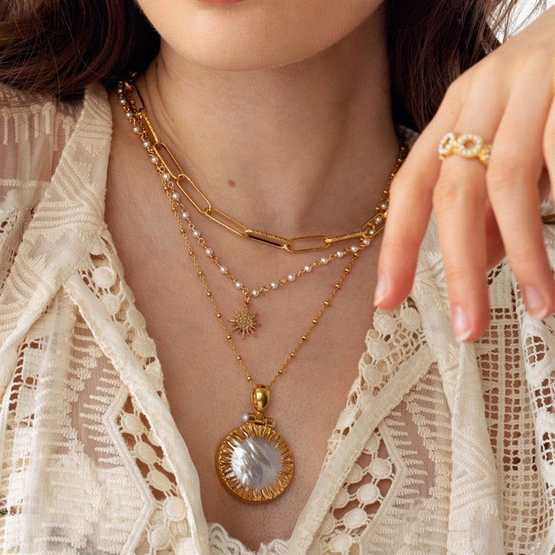 🌙 Gold-Plated White Mother-of-Pearl Sunburst Pendant Necklace – Elegant Natural Shell Jewelry