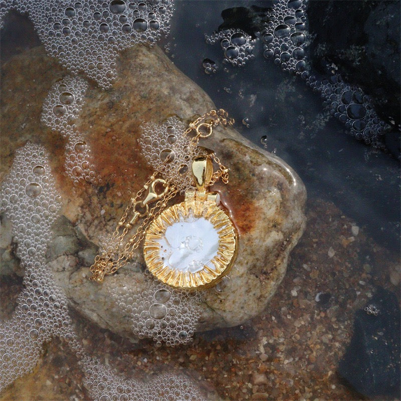 🌙 Gold-Plated White Mother-of-Pearl Sunburst Pendant Necklace – Elegant Natural Shell Jewelry