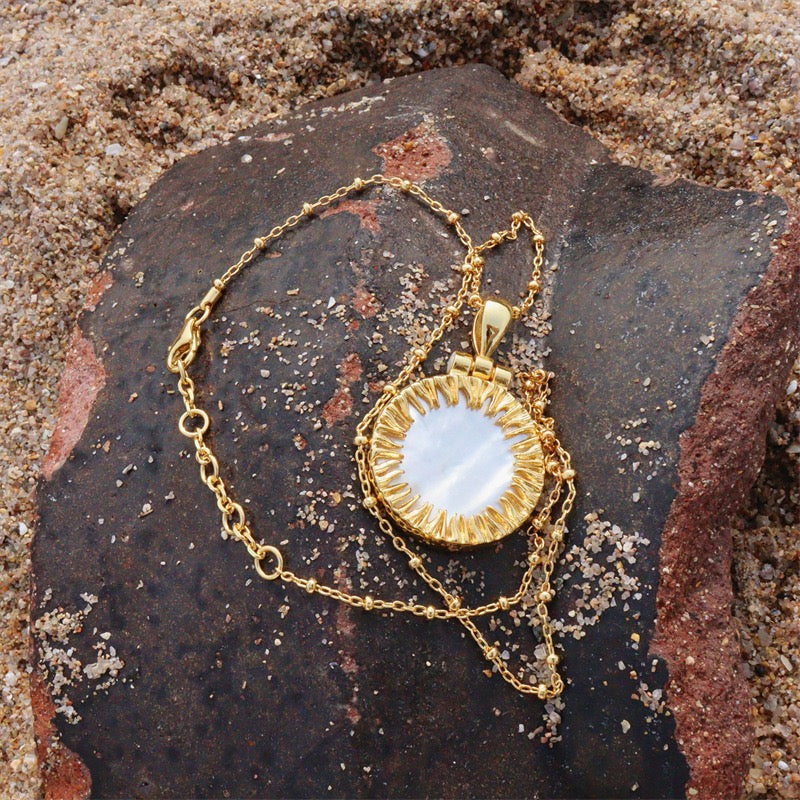 🌙 Gold-Plated White Mother-of-Pearl Sunburst Pendant Necklace – Elegant Natural Shell Jewelry