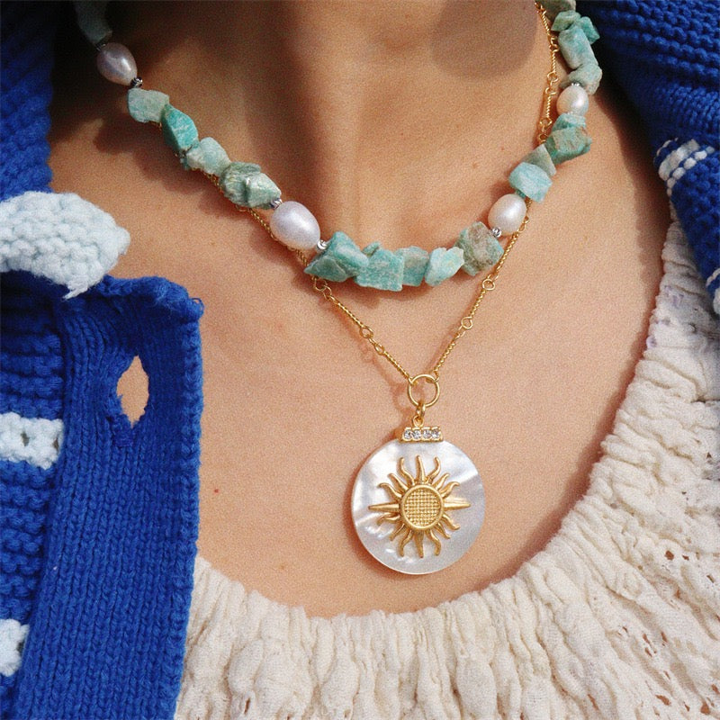 🌞 Sunburst White Mother-of-Pearl Pendant Necklace – Vintage Gold-Plated Shell Jewelry for Women