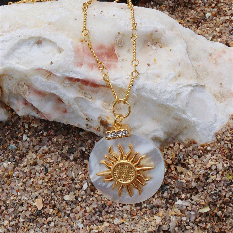 🌞 Sunburst White Mother-of-Pearl Pendant Necklace – Vintage Gold-Plated Shell Jewelry for Women