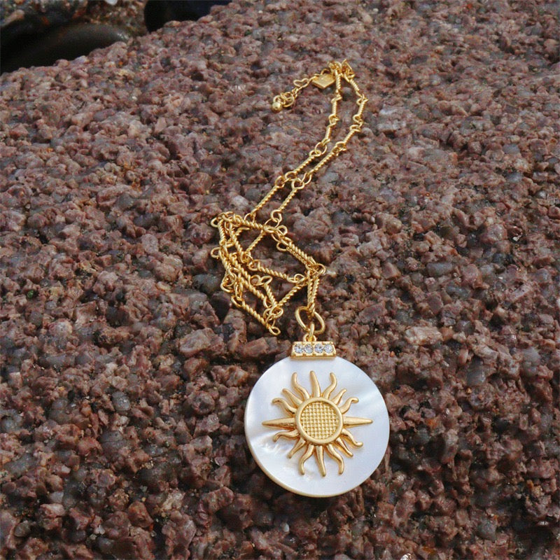 🌞 Sunburst White Mother-of-Pearl Pendant Necklace – Vintage Gold-Plated Shell Jewelry for Women