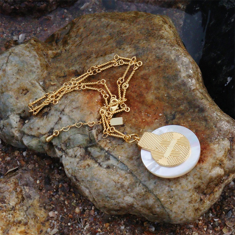 🌞 Sunburst White Mother-of-Pearl Pendant Necklace – Vintage Gold-Plated Shell Jewelry for Women